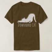 下向き猫ヨガおもしろい瞑想ユーモア猫好き Tシャツ (デザイン正面)
