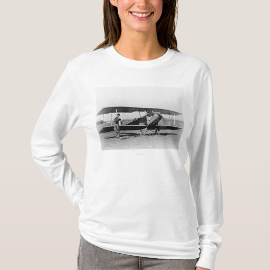 下士官を持つチャールズLindbergh Tシャツ (正面)