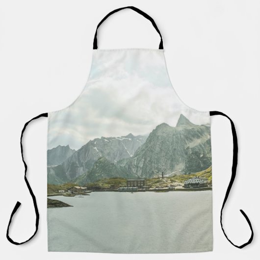 下水体近くの緑と茶の山 エプロン (正面)
