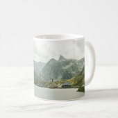 下水体近くの緑と茶の山 コーヒーマグカップ (正面右)
