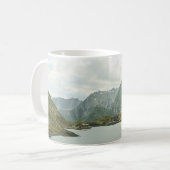 下水体近くの緑と茶の山 コーヒーマグカップ (正面左)