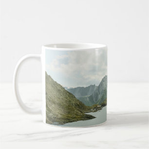 下水体近くの緑と茶の山 コーヒーマグカップ