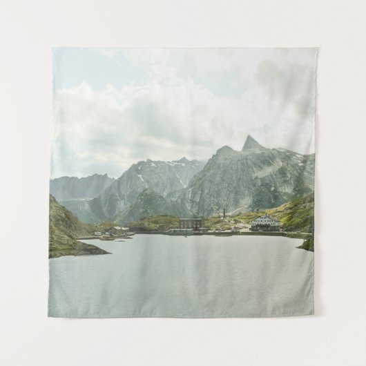 下水体近くの緑と茶の山 タペストリー (正面)