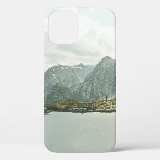 下水体近くの緑と茶の山 Case-Mate iPhoneケース (裏面)