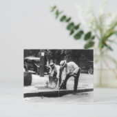 下水道にウイスキーを注ぐ， 1930 ポストカード (スタンド正面)