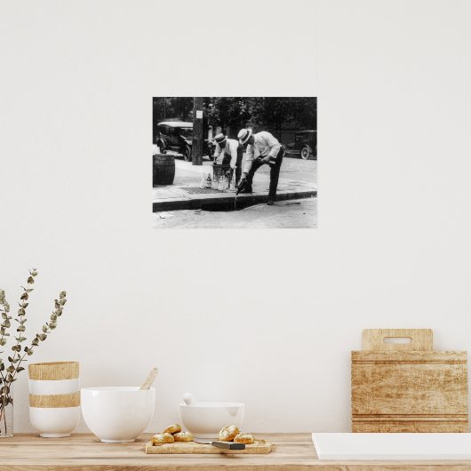 下水道にウイスキーを注ぐ， 1930.ヴィンテージ写真 ポスター (キッチン)