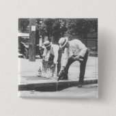 下水道へのウイスキーの注ぎ込み禁止ヴィンテージ 缶バッジ (正面)