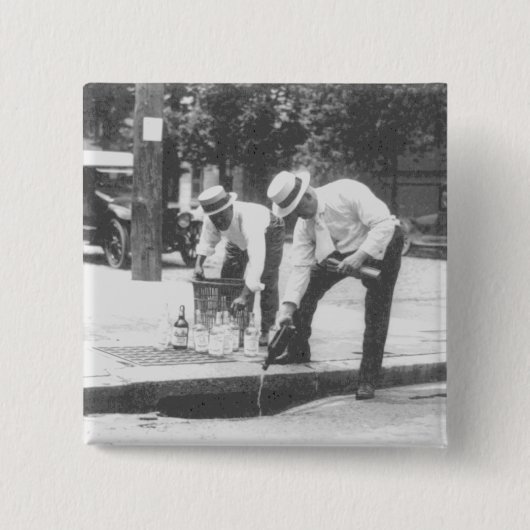 下水道へのウイスキーの注ぎ込み禁止ヴィンテージ 缶バッジ (正面)