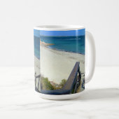 下船して海に行き コーヒーマグカップ (正面右)