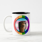 不公平と闘って平等を受け入れる ツートーンマグカップ (左)