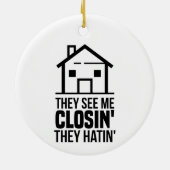 不動産エージェント彼らは私を見るクロージング同僚の休日 セラミックオーナメント (裏面)