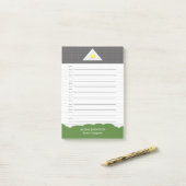 不動産仲介業者のかわいいホワイトハウスがIt後のメモをリストに載せる ポストイット (デスク上)