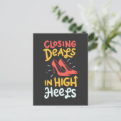 不動産仲介業者 – 取引のクローズハイヒール ポストカード (スタンド正面)