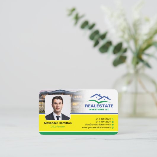 不動産仲介業者、実在不動産投資家、ヘッドショット付き 名刺 (スタンド正面)