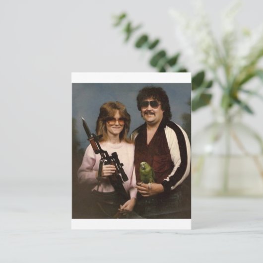 不器用な家族の写真 – オウムとカップル！ ポストカード (スタンド正面)