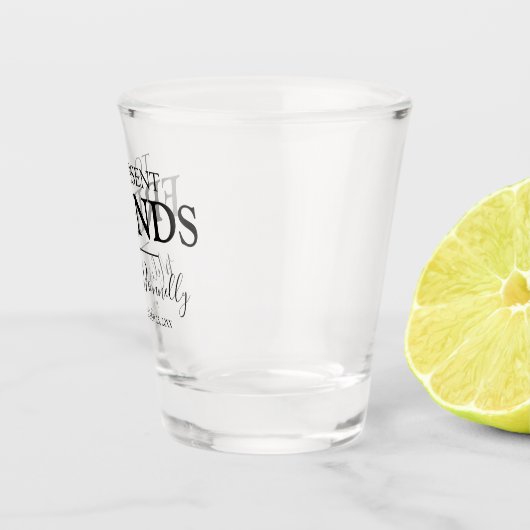 不在の友人を追悼する ショットグラス (右)