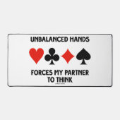 不安定な手が私のパートナーを強制的に橋考えに渡す デスクマット (正面)