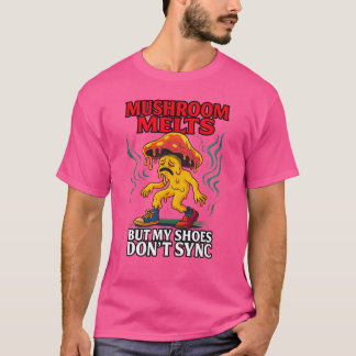 不安定な私の靴は溶けるキノコとシンクしない Tシャツ