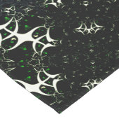 不完全な白いフラクタルが黒い空間に編まれている ショートテーブルランナー (コーナー)