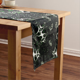 不完全な白いフラクタルが黒い空間に編まれている ショートテーブルランナー