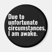 不幸な境遇だから目が覚める文字 マグネット (正面)