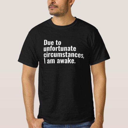 不幸な境遇だから目が覚める文字 Tシャツ (正面)