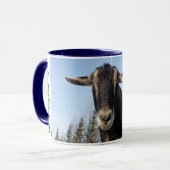 不思議そうにAdirondackのヤギのマグ(木びき台) マグカップ (正面左)