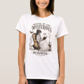 不思議な本好きのための「Minding My Own Mysterious Business Boo Tシャツ (正面)