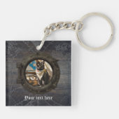 不思議な海賊の猫は、古代の謎を解き明かす キーホルダー (裏面)