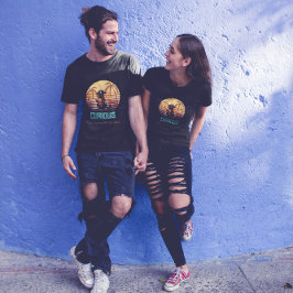 不思議な海賊の猫は、古代の謎を解き明かす Tシャツ