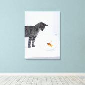不思議な猫が金魚を丼で見ている キャンバスプリント (インサイチュ (ウッドフロア))