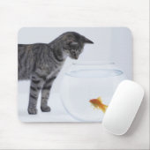 不思議な猫が金魚を丼で見ている マウスパッド (マウス)