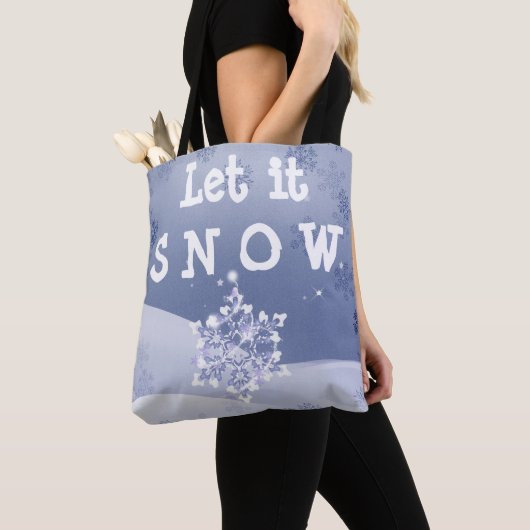 不思議な雪の不思議の国が雪を降らす トートバッグ (クローズアップ)