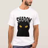 不思議な黒猫の目のデザイン Tシャツ (正面)