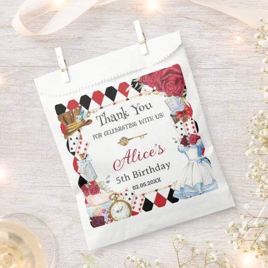 不思議の国のアリスの赤い花の誕生日ティーパーティー フェイバーバッグ (クリップ留めされた状態)