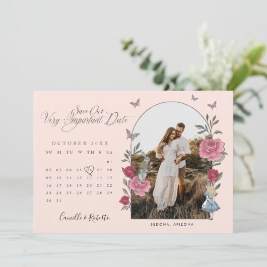 不思議の国のアリス 鉛筆でスケッチしたようなカレンダー 写真 セーブザデート (スタンド正面)