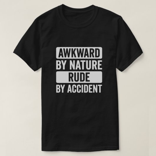 不慮の失礼 社会的にはぎこちない面白いフレーズ Tシャツ (デザイン正面)
