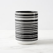 不揃いな黒と白のストライプが多数 ツートーンマグカップ (中央)