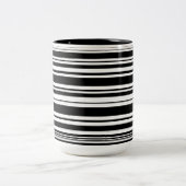 不揃いな黒と白のストライプが多数 ツートーンマグカップ (中央)