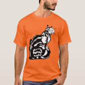 不服従なキジトラ猫の後ろ姿 Tシャツ (正面)
