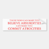 不条理を信じさせることができる人 バンパーステッカー (正面)