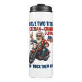 不機嫌おもしろいそうな老人退役軍人バイク タンブラー (正面)