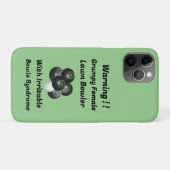 不機嫌おもしろいな女性の芝生のボウリングをする人、 クリケットの投手 Case-Mate iPhoneケース (裏面(横))