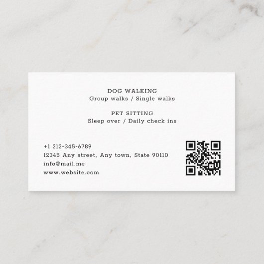 不機嫌おもしろいな犬の歩くペット座ってQRコード 名刺 (裏面)