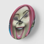 不機嫌が笑うマネキン ラウンド壁時計 (傾斜)