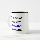 不機嫌そうな巡査部長 ツートーンマグカップ (正面左)