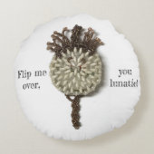 不機嫌そうな枕をピート ラウンドクッション (裏面)