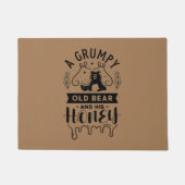 不機嫌そうな老いたクマと彼の蜂蜜 ドアマット (正面)