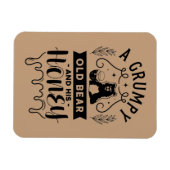 不機嫌そうな老いたクマと彼の蜂蜜 マグネット (横)