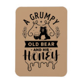 不機嫌そうな老いたクマと彼の蜂蜜 マグネット (縦)